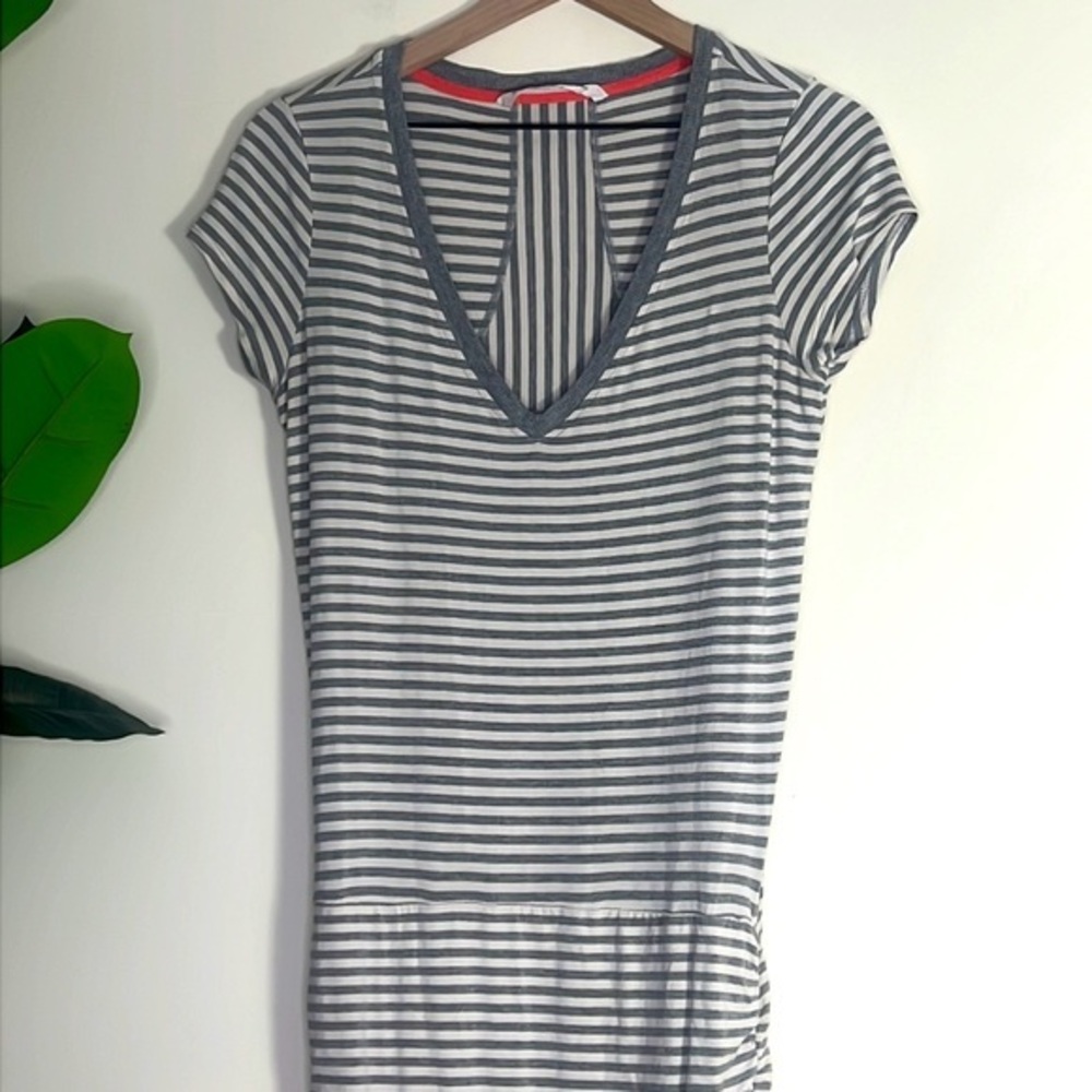 Athleta Topanga Dress Short Sleeve Grey and White Stiped Ruched Detail Dress‎ - Picture 3 of 8